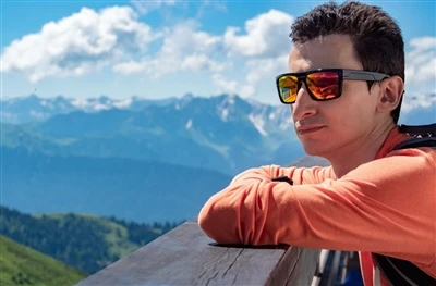 Cermin mata hitam: Lindungi Peepers Anda